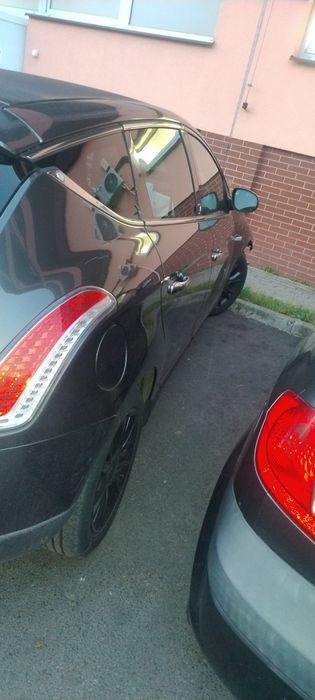 Lancia Delta 1,6 d  (uszkodzony)