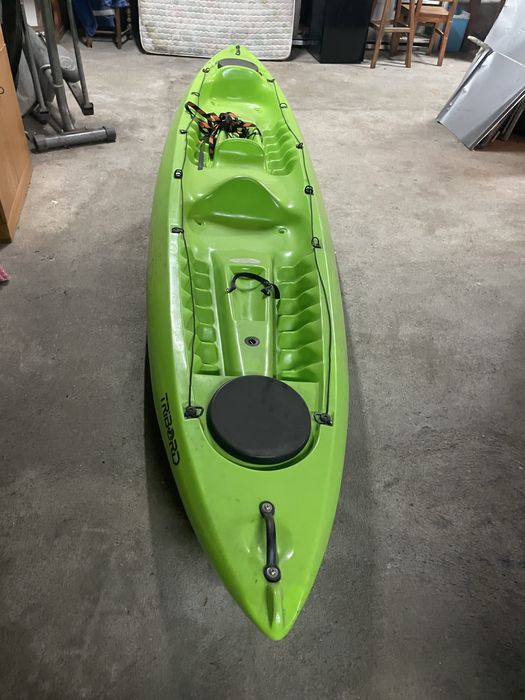 Kayak com pagaias e coletes