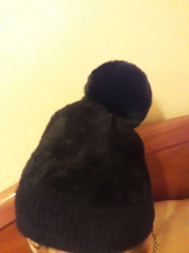 Ангорова чорного кольору шапочка