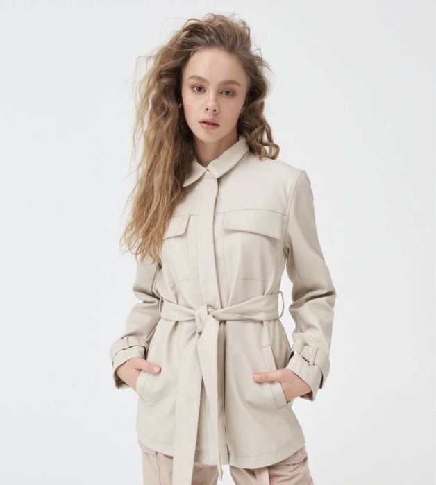 Куртка жіноча з екошкіри з поясом молочна