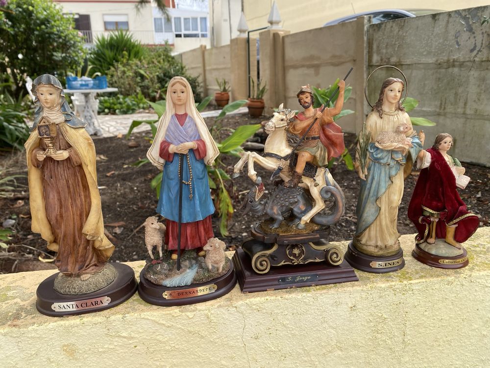 Lote de 9 Estatuetas Religiosas – Santos em Resina e Barro