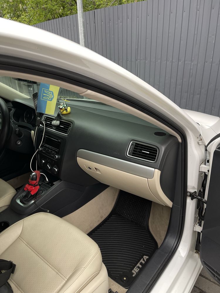 Volkswagen jetta 2,5 л 2012 год