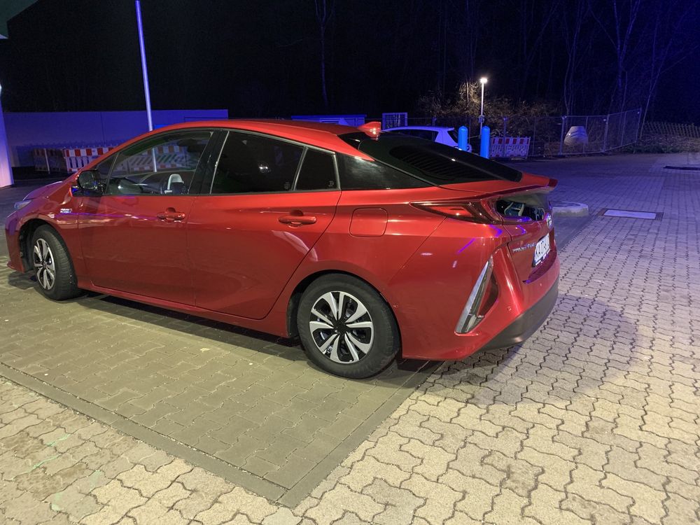 Продам Tayota Prius Plugin