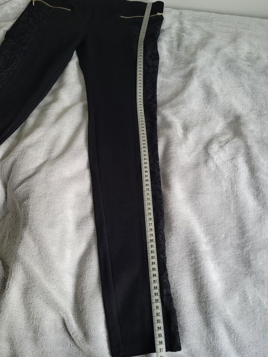 czarne spodnie z koronkowymi elementami