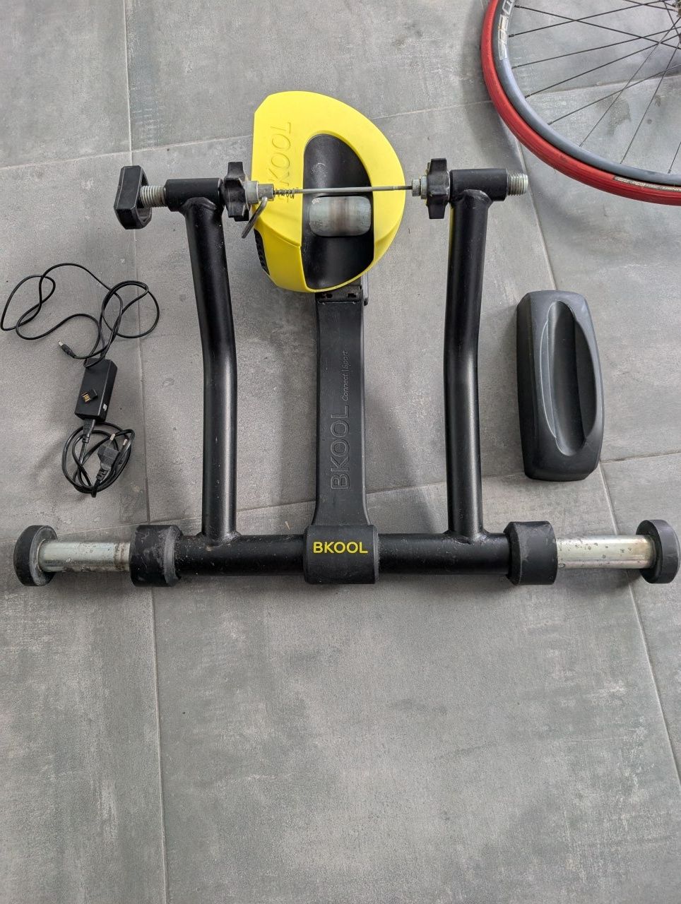 Rolo de treino Bkool Smart Pro 2 com roda e cassete incluído