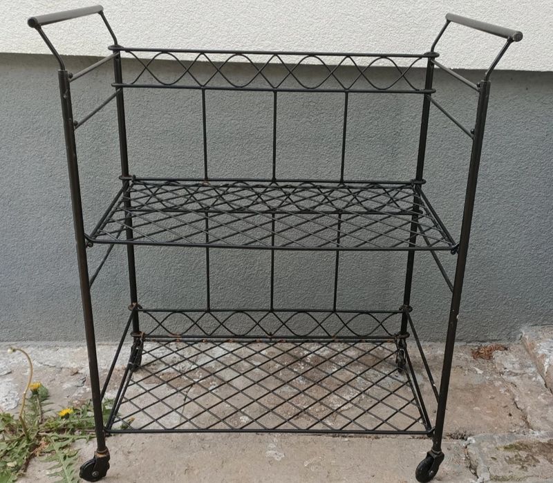 Metalowy dekoracyjny barek na kółkach