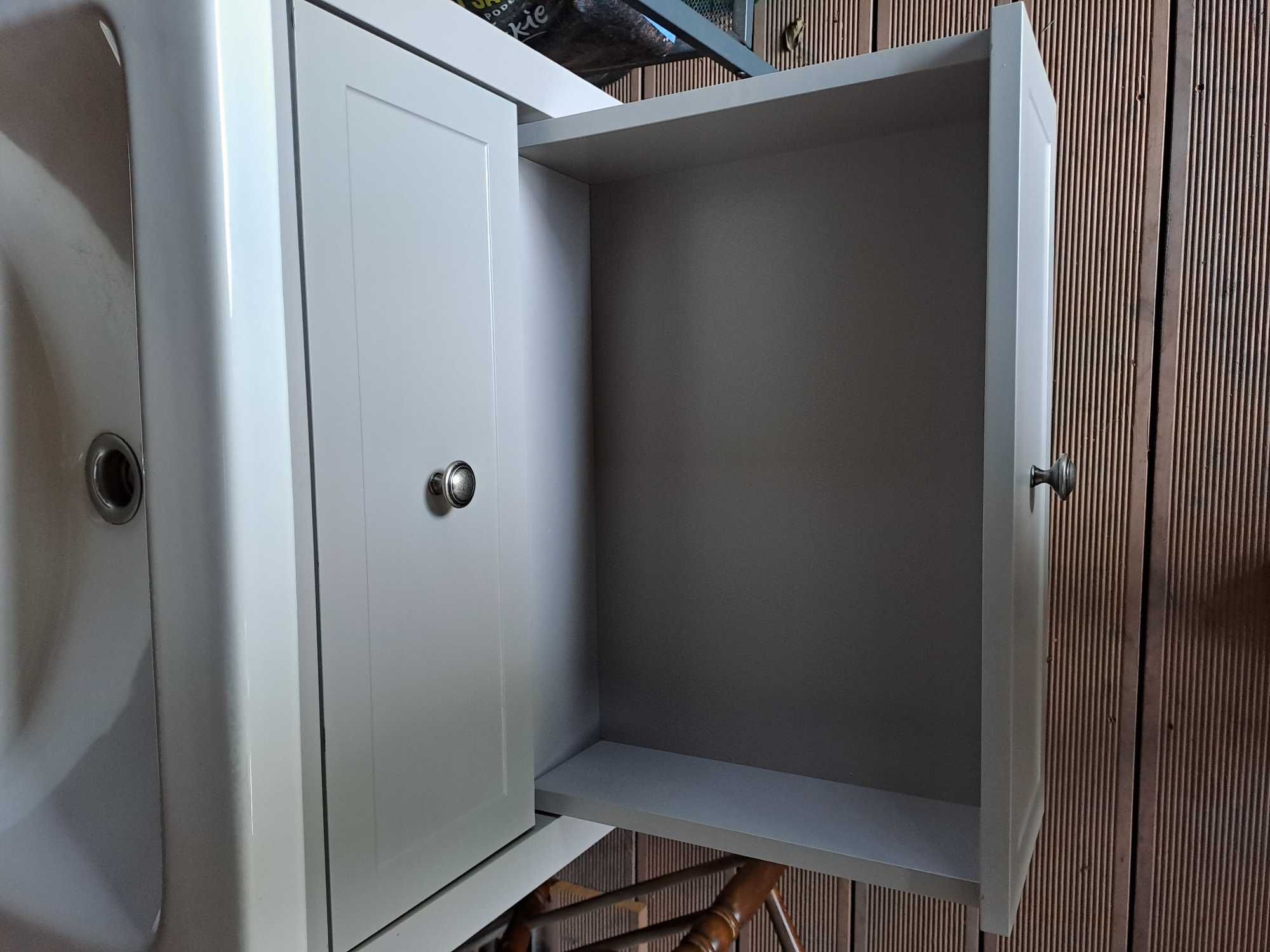 Szafka pod umywalkę GoodHome Perma 60 cm szara razem z umywalką.