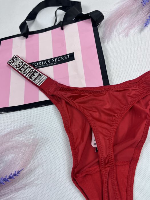 Czerwone majtki stringi z kryształkami Victoria’s Secret rozmiar M