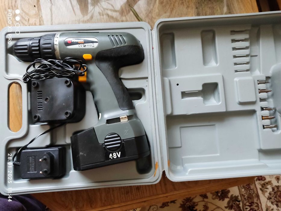 Шуруповерт аккумуляторный в наборе.