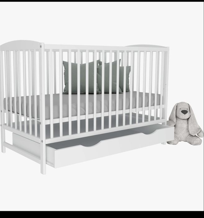 Łóżeczko dziecięce Ola z drewna sosnowego malowane na biało + kółka