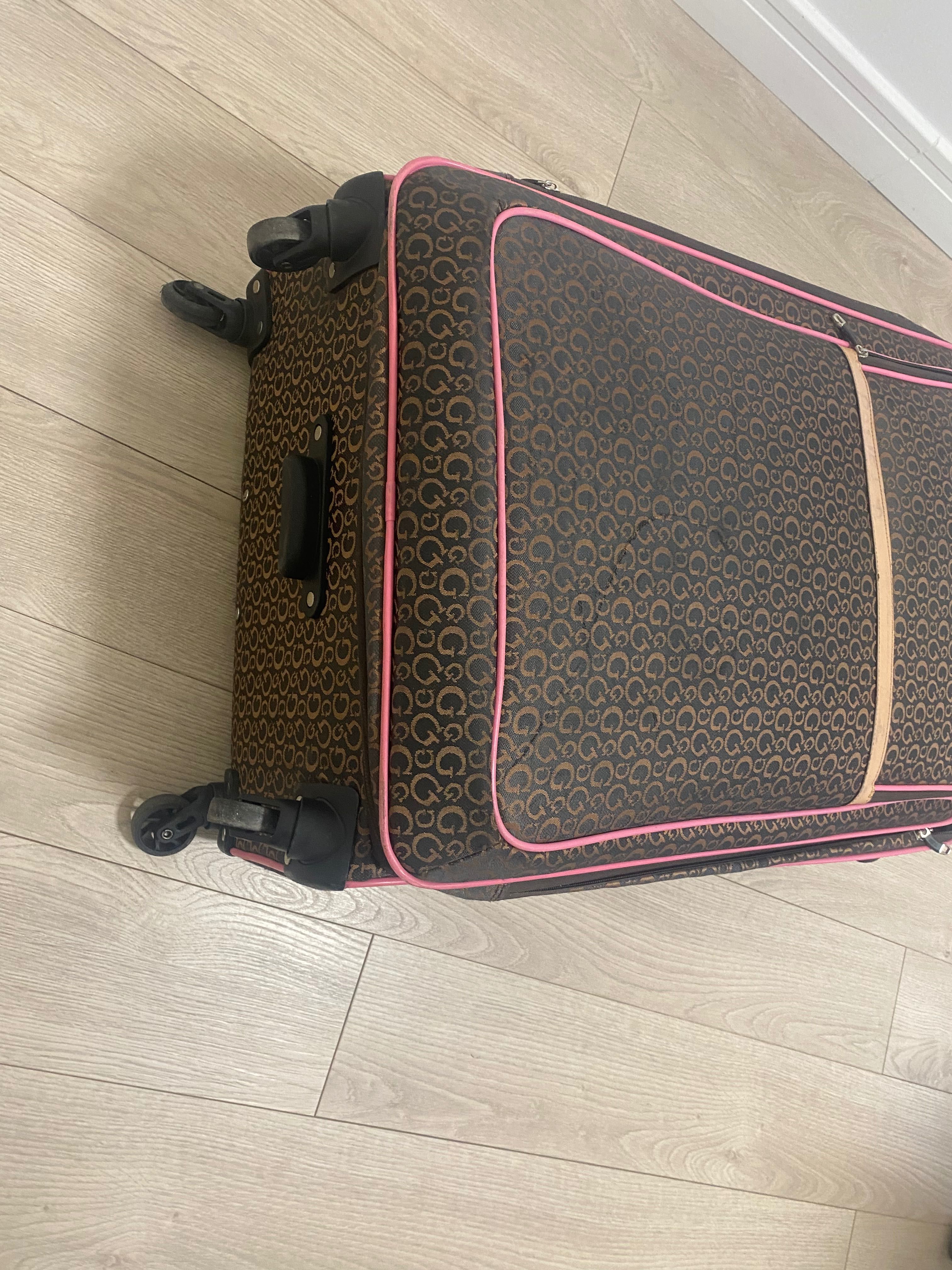 Bardzo duża walizka Guess do luku bagażowego 70x 60 cm bez kółek