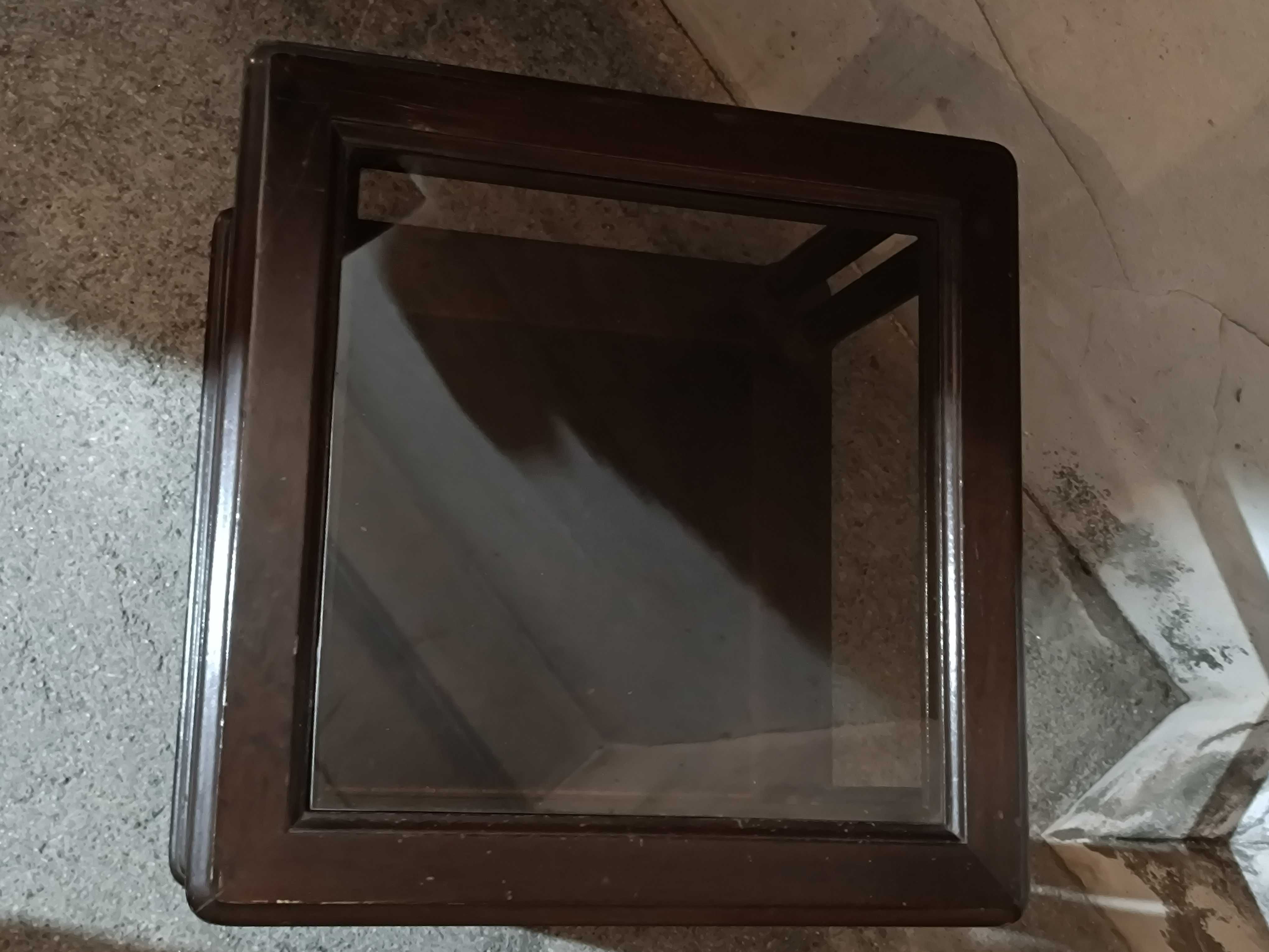 Mesa antiga de madeira e vidro