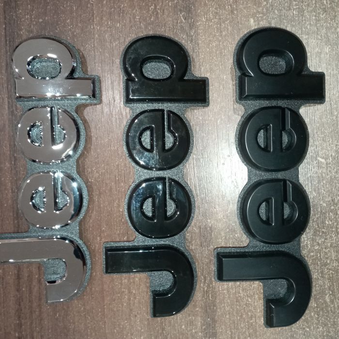 Емблема кришки багажника Jeep Grand Cherokee WK2