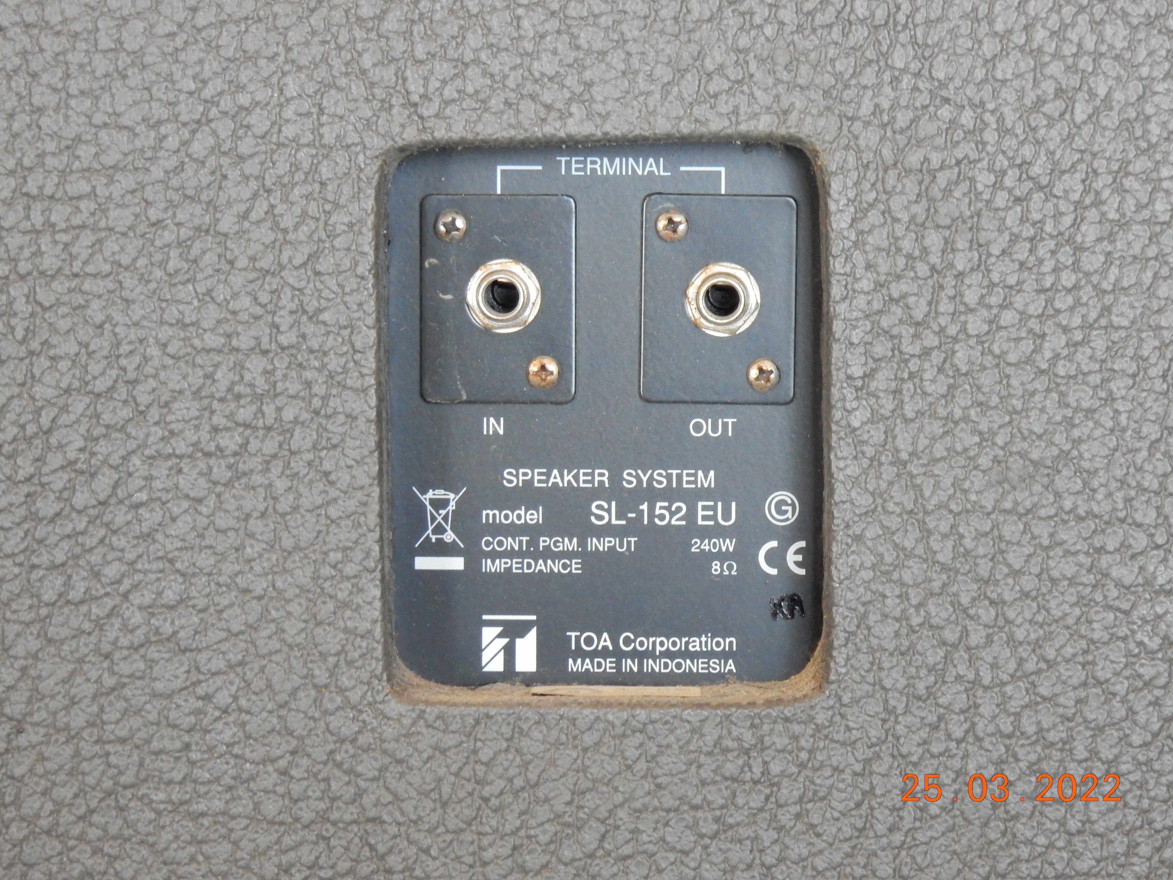 zestaw głośników firmy TOA (subwoofer + 3 głośniki)