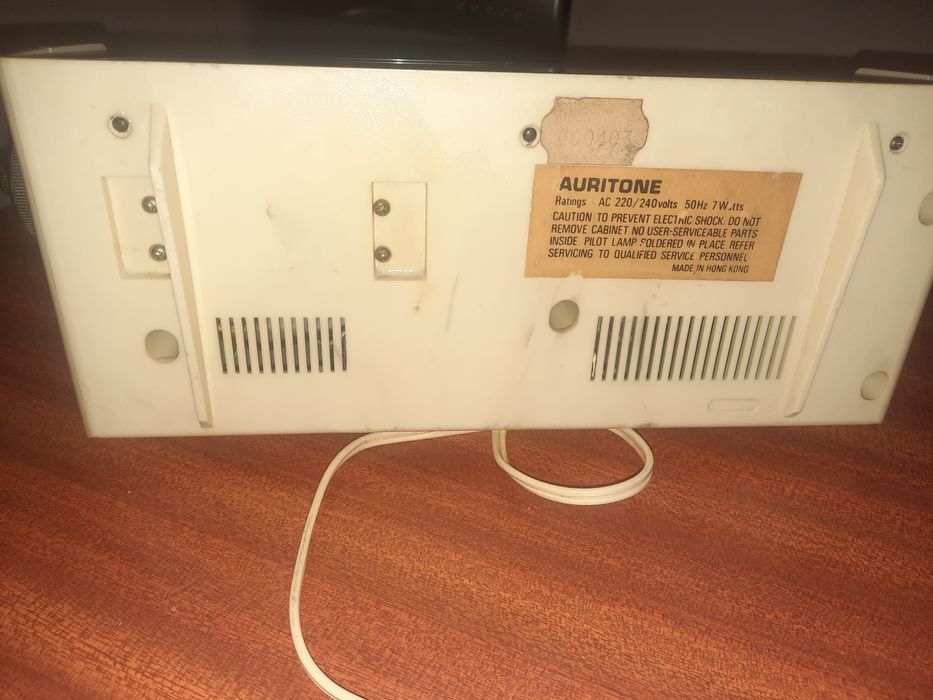 Rádio despertador e relógio, retrô da marca Auritone a funcionar. .