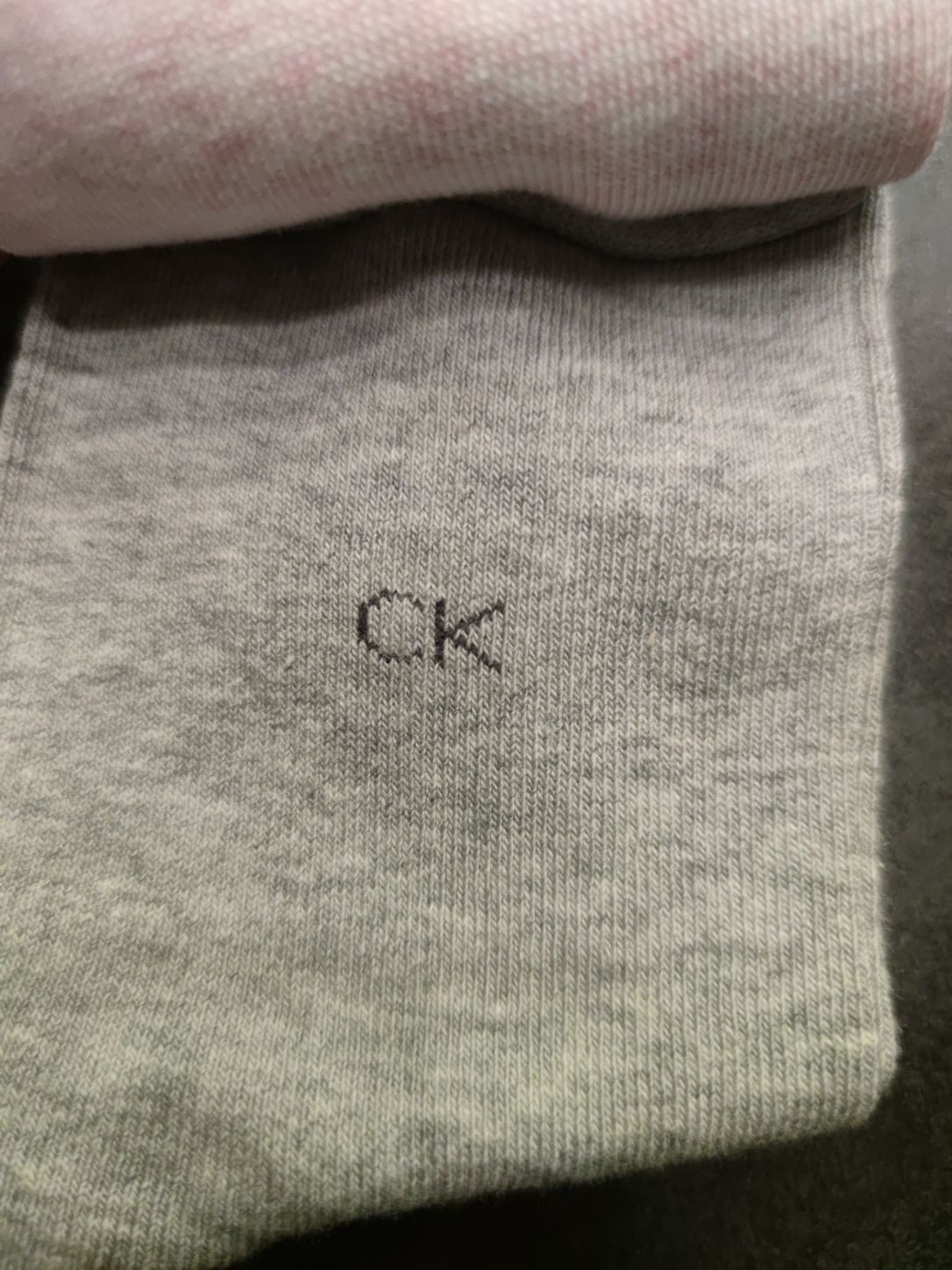 Trzypak ślicznych skarpetek Calvin Klein z dyskretnym logo. NoweTANIEJ