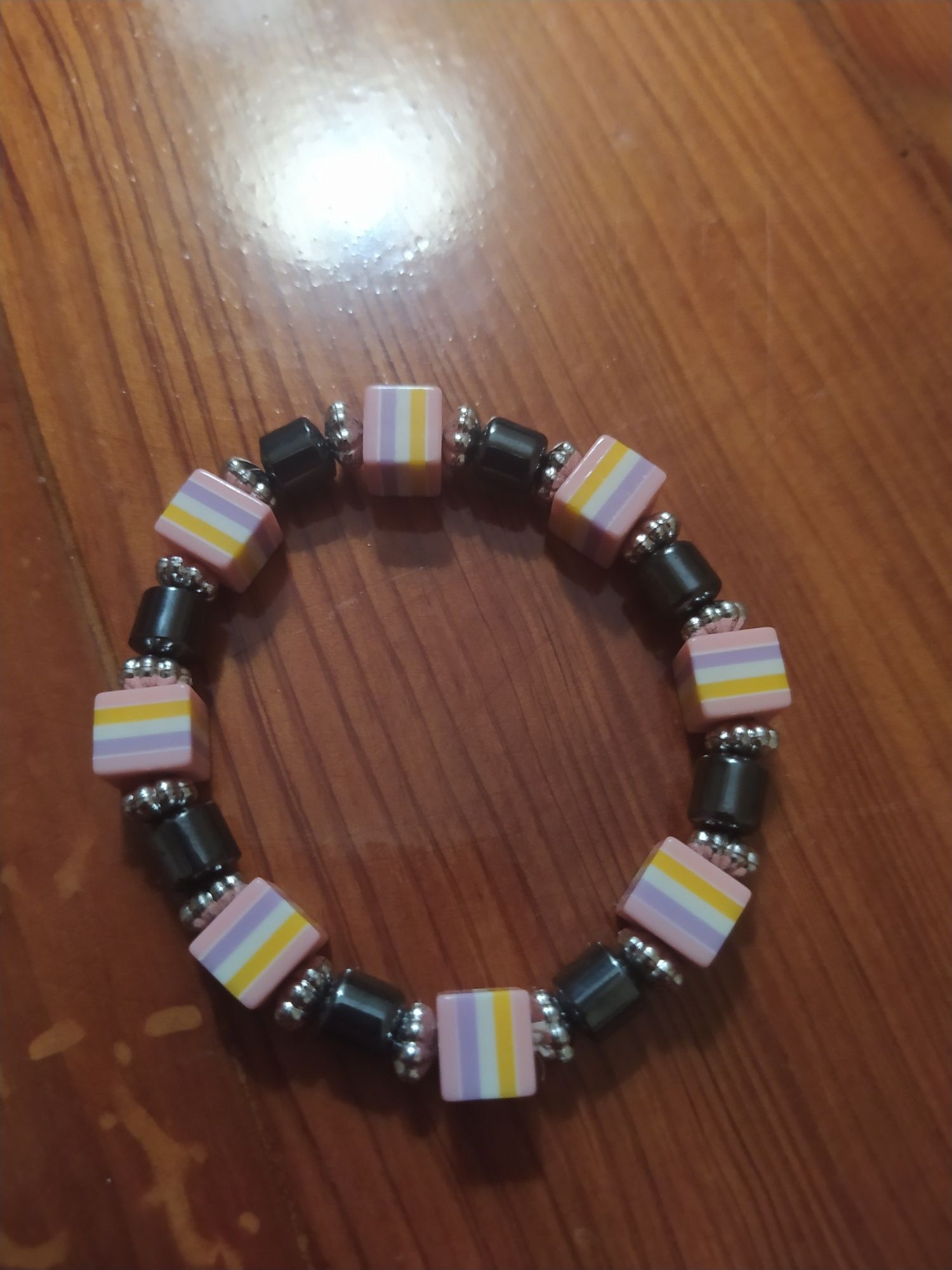 Pulseira mulher com cubos às riscas