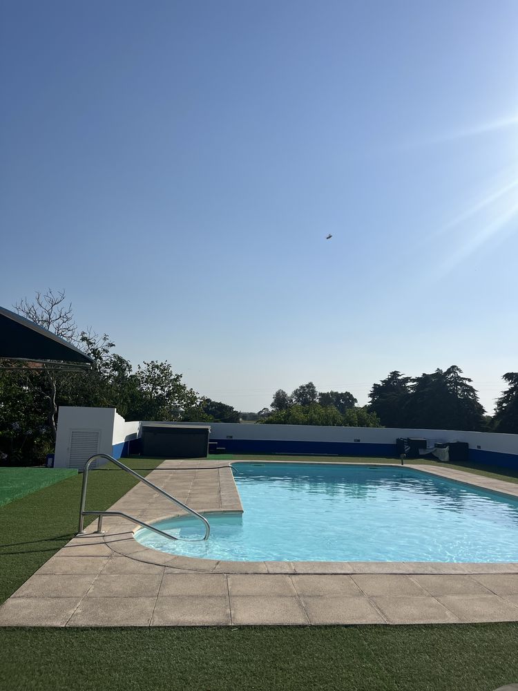 Espaço para festas/eventos com piscina e jacuzzi