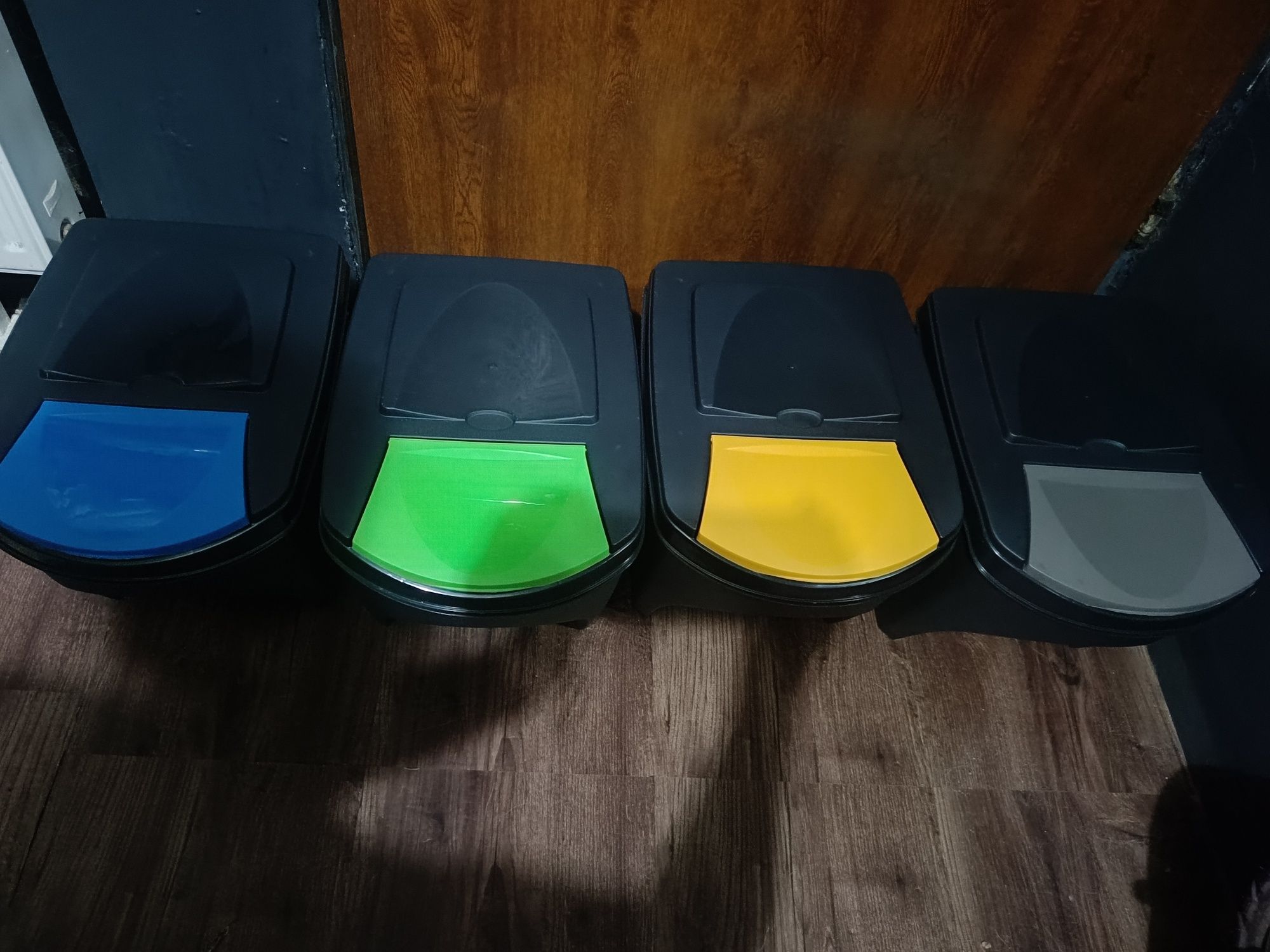 Pojemniki do segregacji smieci