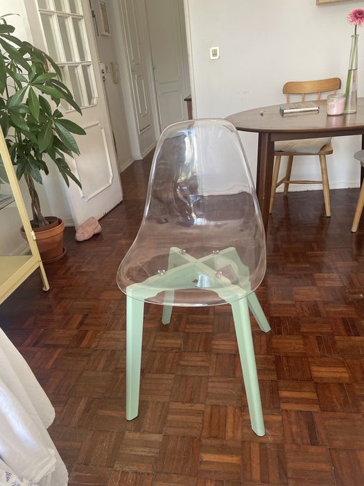 Cadeira acrilico e madeira
