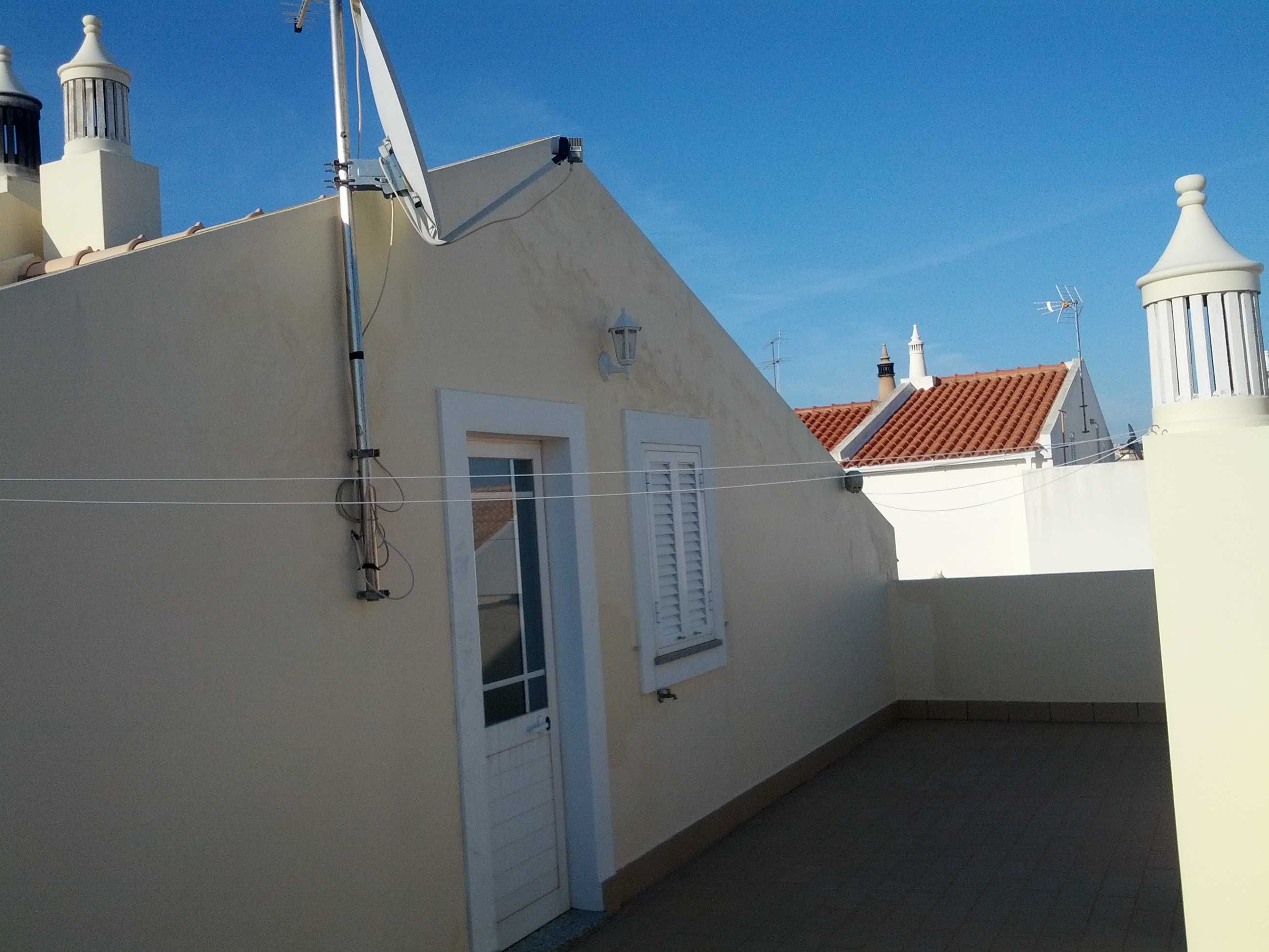 Moradia em Portimão com Terraço, Garagem e Próxima do Mar