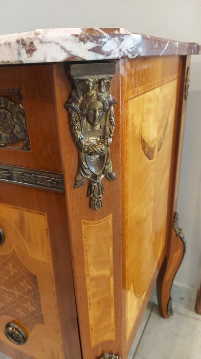 Komoda antyczna z marmurowym blatem – intarsje, mosiężne zdobienia

Sp