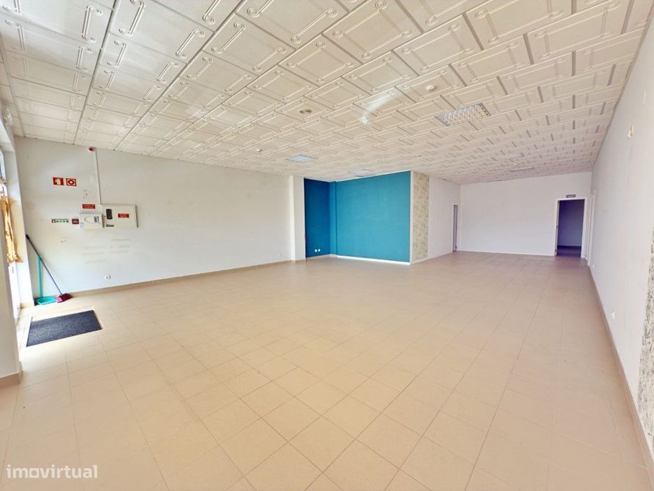 Loja no CENTRO do Cadaval, 145 m2 com montras, em ótimo estado, saí...