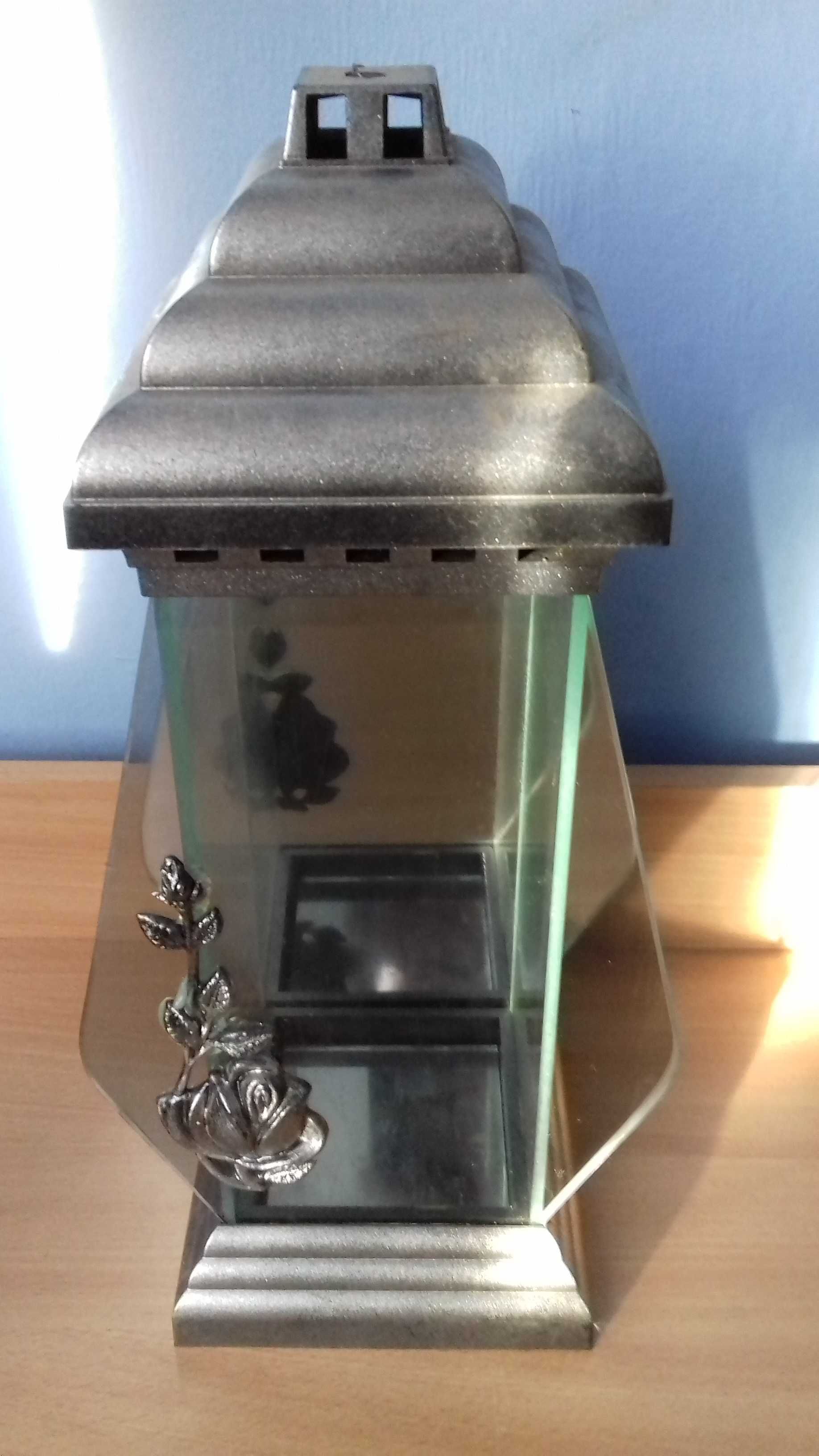 Znicz - typ kapliczka, lampion szklany z szybą