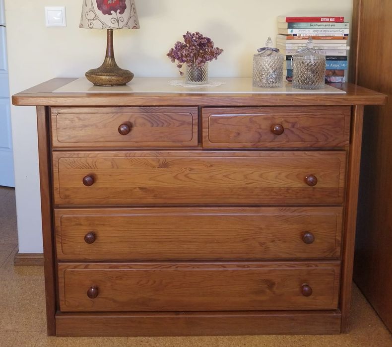 Cómoda em pinho mel maciço, em muito bom estado 117x47x83 cm