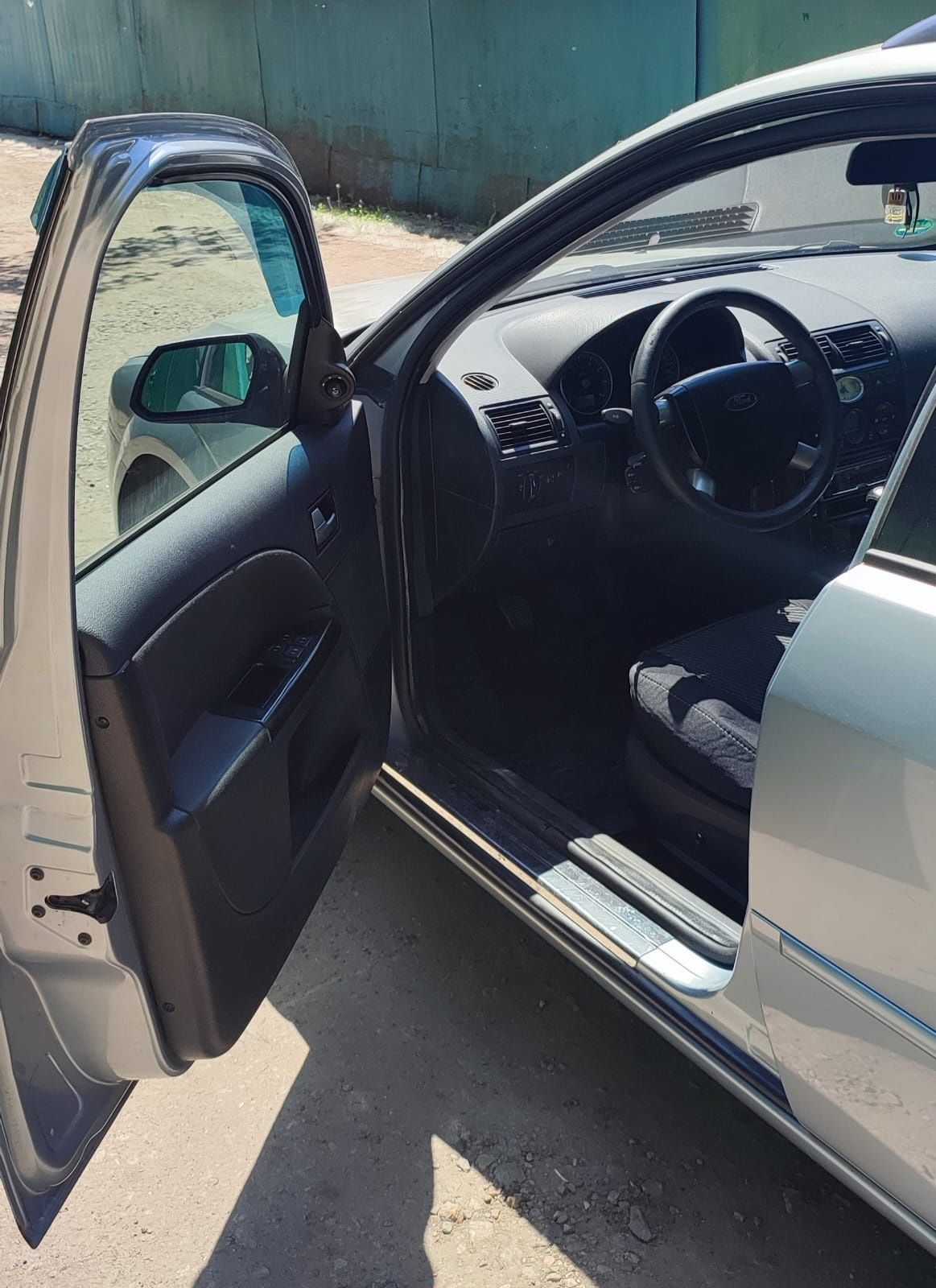 Ford Mondeo 2003 — Надійний та Просторий Універсал для Родини і Роботи