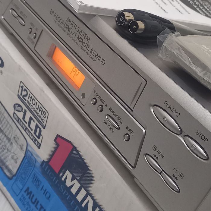 SHARP ретро відеомагнітофон касетний