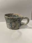 Ceramiczny kubek w niebieskie kropki z gliny DIY
