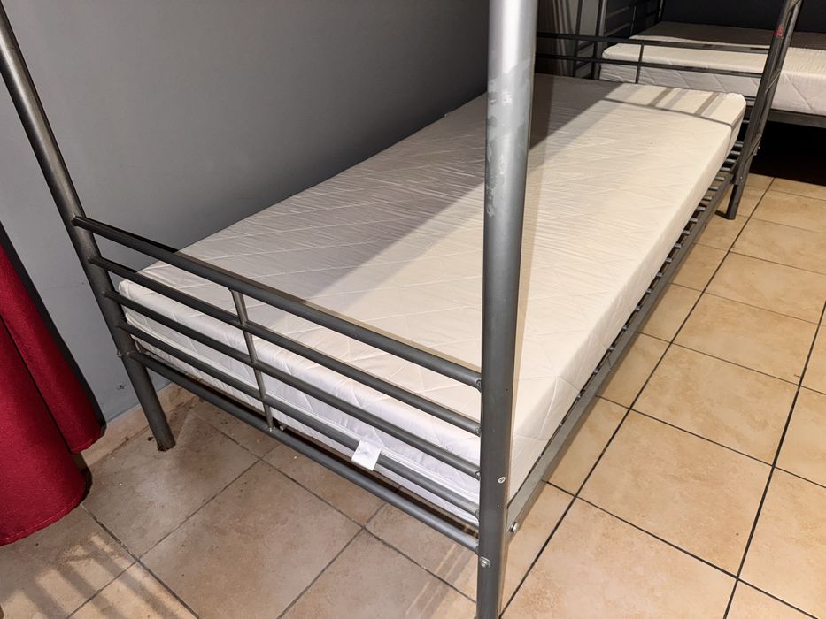 Łóżka piętrowe z materacami – 3 sztuki dostępne!