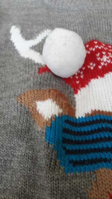 Sweterek świąteczny C&A z pomponikiem przy czapce renifera