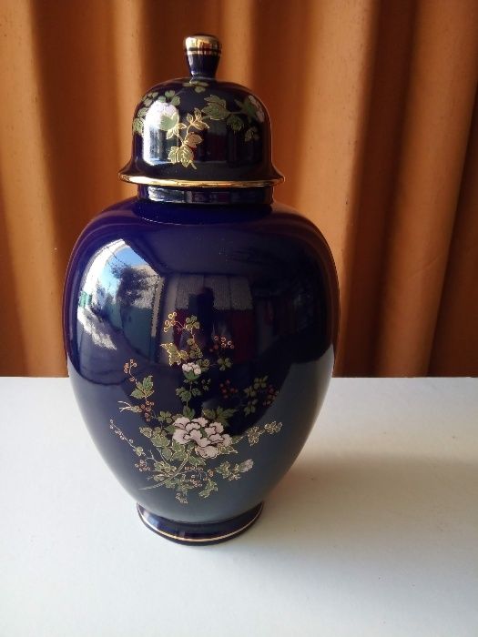 Pote azul, desenhado com flores, bonito