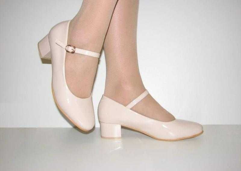 В наявності
1 шт
Туфлі для дівчинки в ідеальному стані бежевий колір