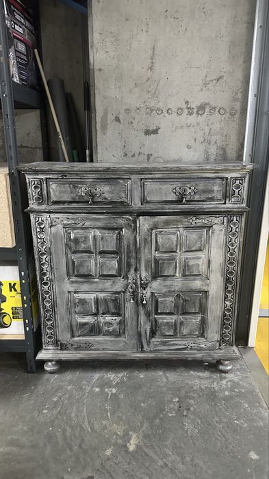 cómoda vintage após restauração