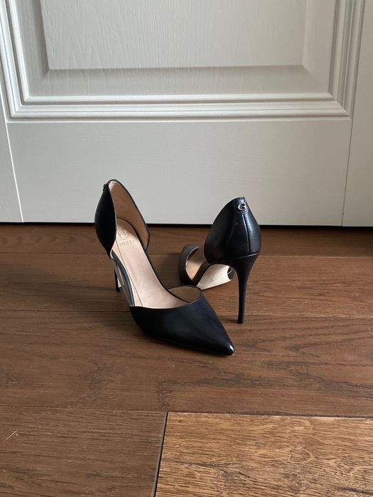 Piękne skórzane szpilki Guess