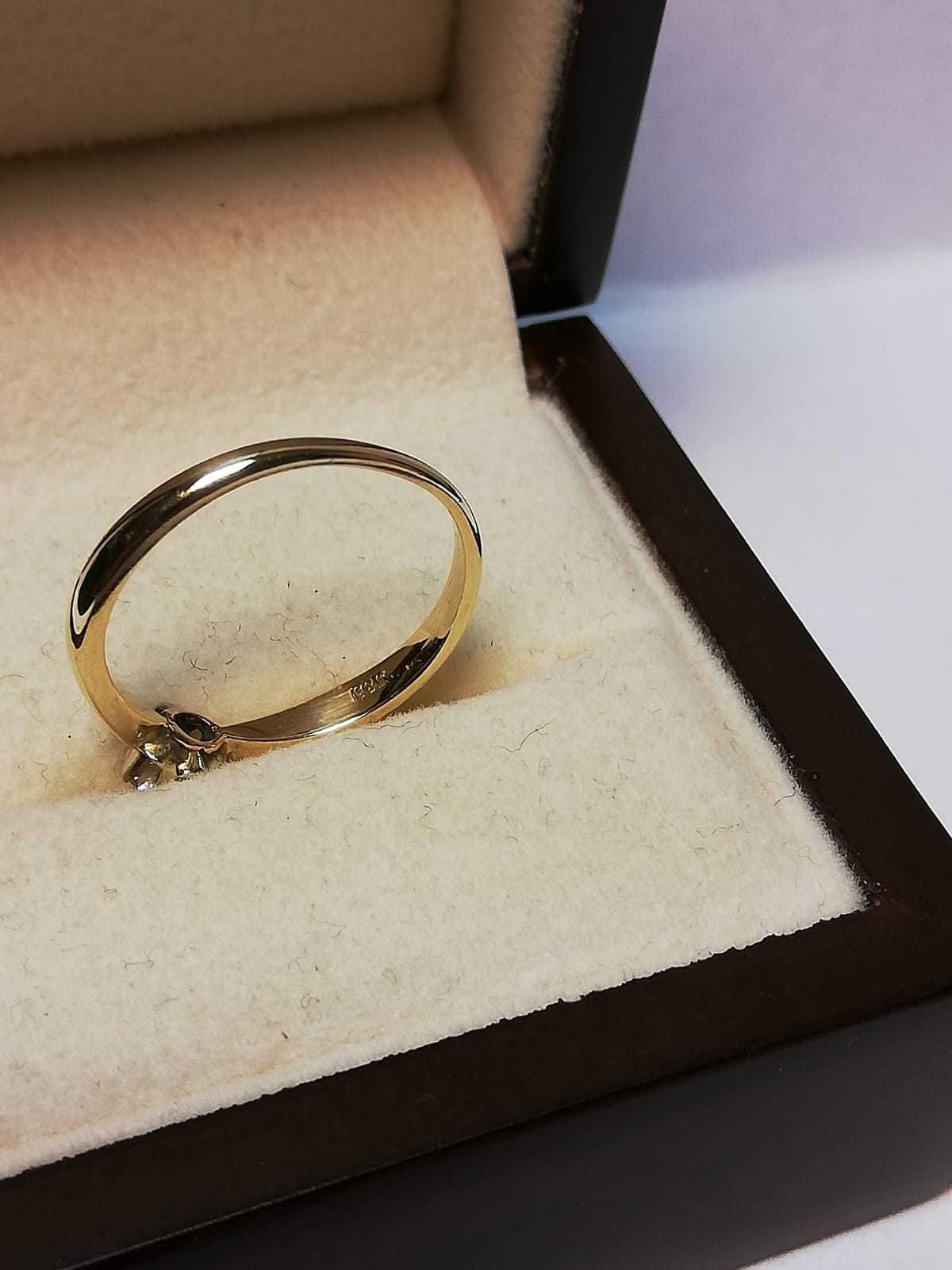 Złoty pierścionek z brylantem 0,15ct/pr.585/1.8g/r.14