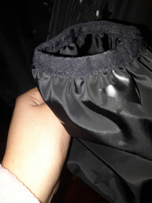 Corta vento preto com estrelas 11/12 H&M