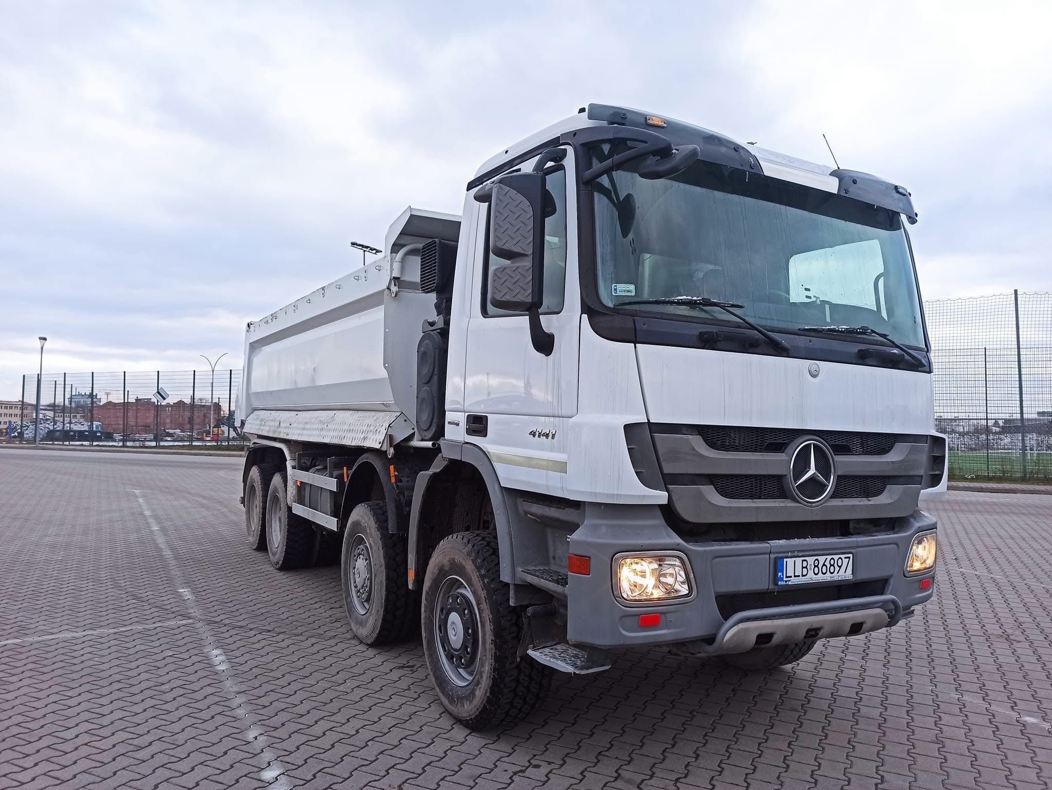kruszywa, piasek, ziemia – sprzedaż i transport | Usługi koparką