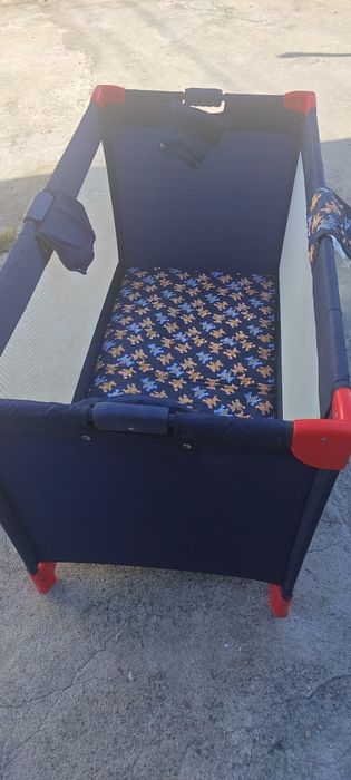 Berço, cadeiras para criança desocupar