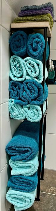 Półka łazienkowa na ręczniki wiszący nowoczesny z haczykami półką