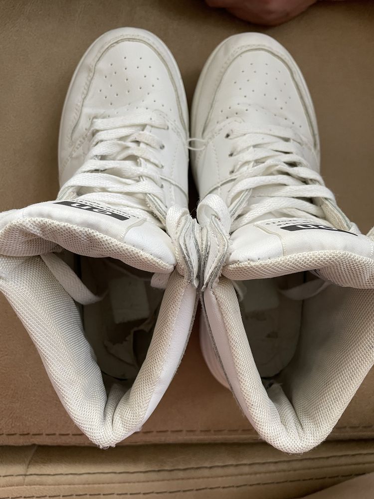 Кросівки шузи білі