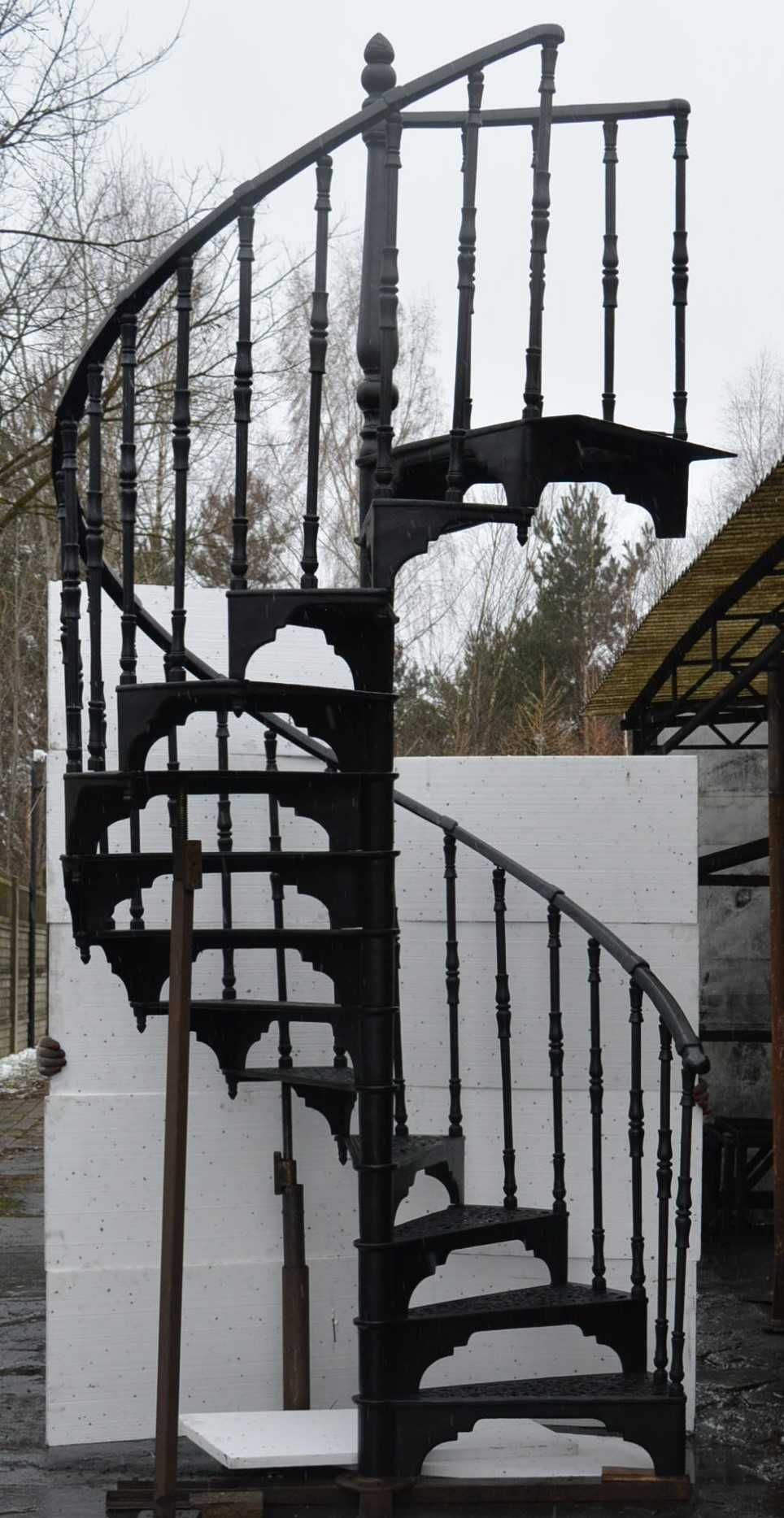 Schody żeliwne kręcone fi 1,63 m wzór nr 1 - z 1 tralką /stopień