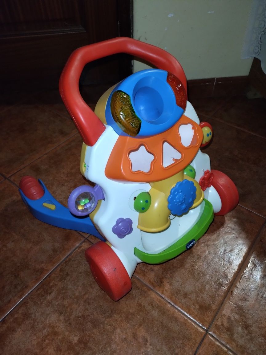 Andador musical e mesa de criança