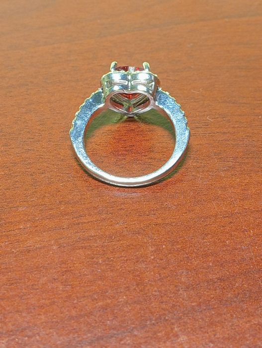 обручка жіноча з червоним серцем