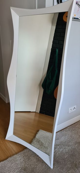 Lustro w Białej ramie