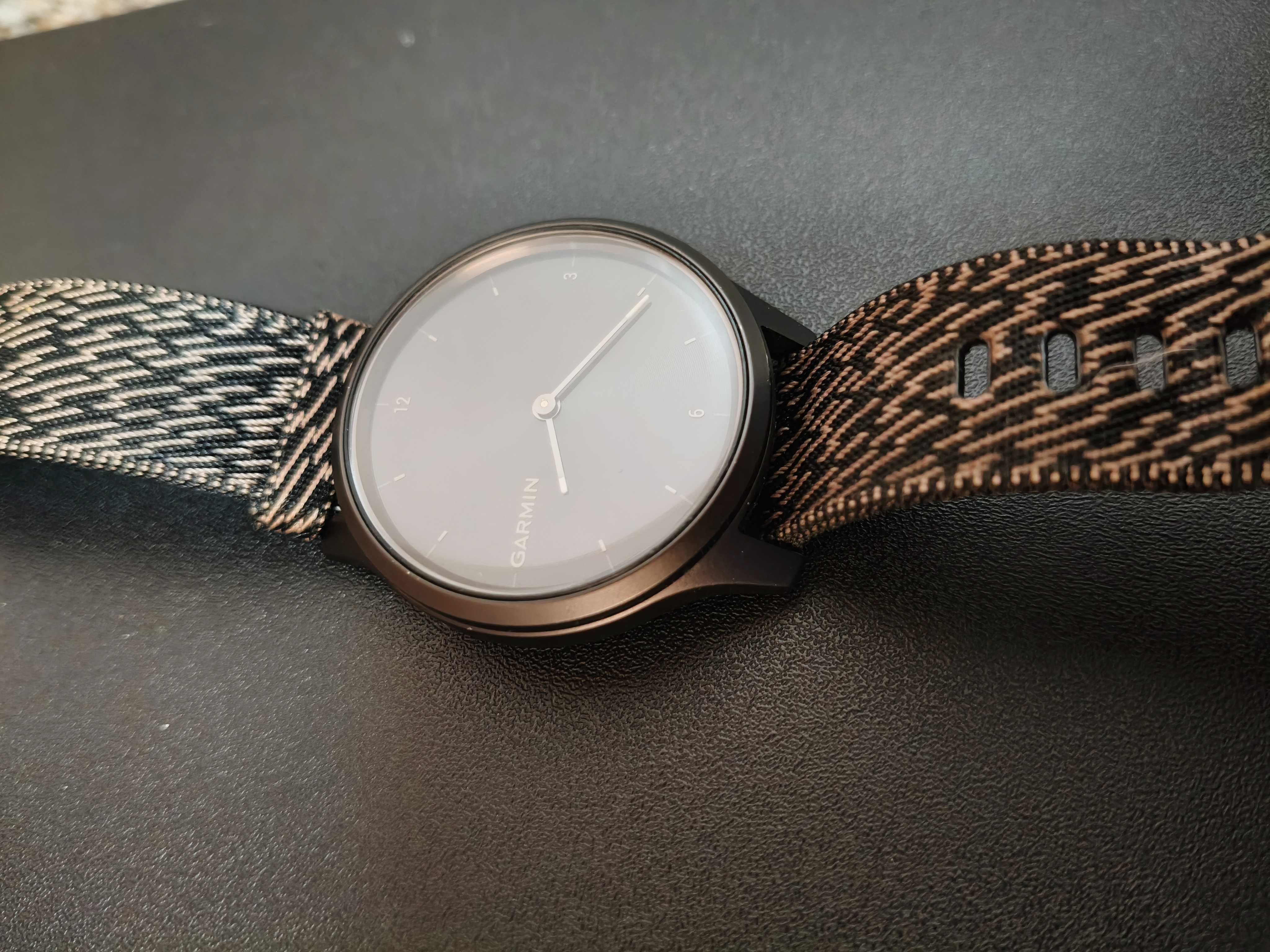 smartwatch híbrido Garmin Vivomove Style preto