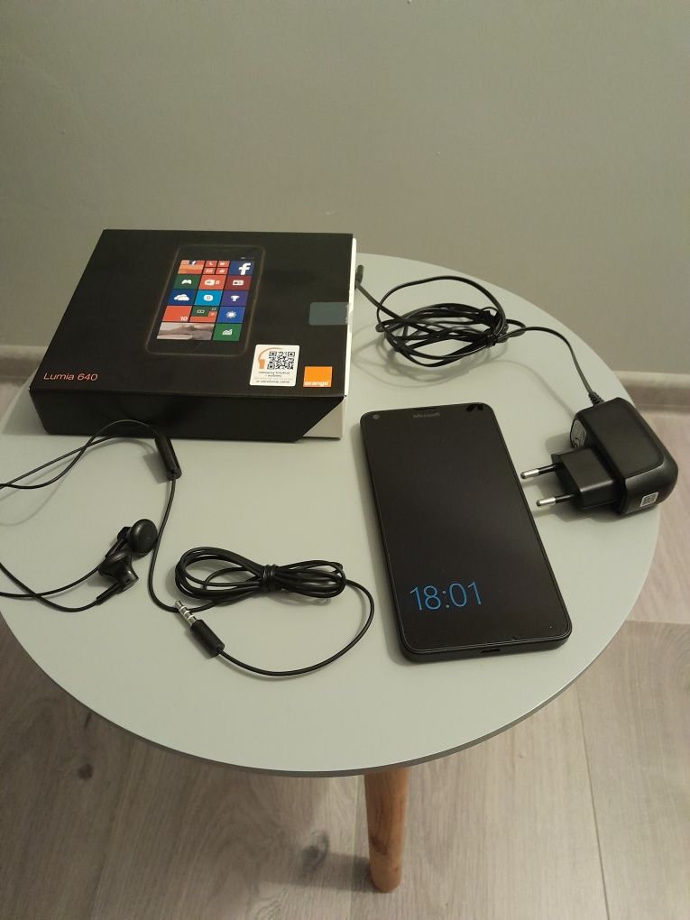 Smartfon Microsoft Lumia 64 LTE, etui. Idealna .Wysyłka.